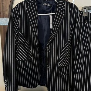 Dark Navy Pant suit.  Suit jacket size 4.  Pants size 6.